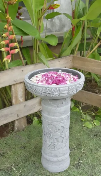 Artikelbild 3 des Artikels “Batur - Sockel gerade mit Blumenmotiv, Ø 15cm, 45cm H | Steinguss “
